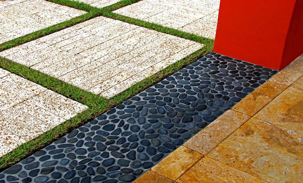 محوطه های داخل حیاط خانه(سنگ مصنوعی )"