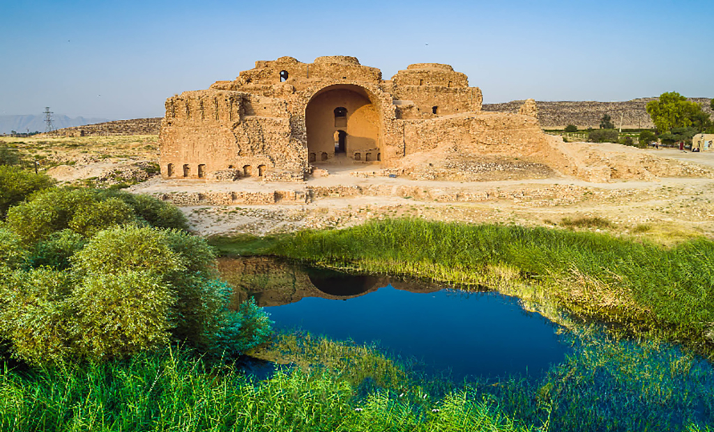 قصر اردشیر(سنگ طبیعی)
