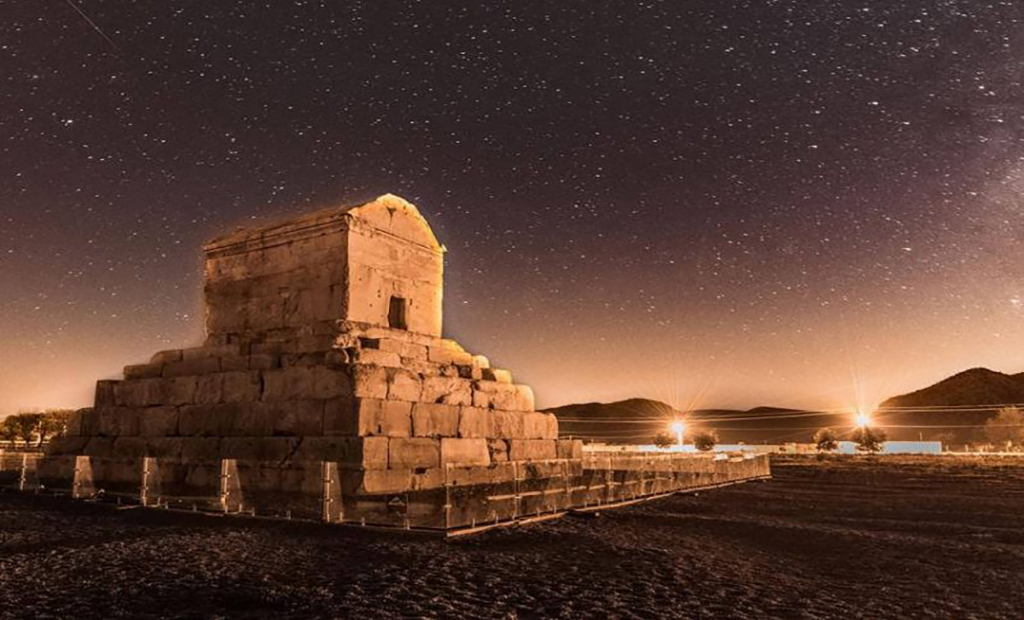 آرامگاه کوروش(سنگ طبیعی)