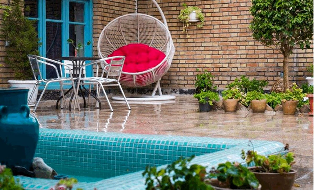 حوض استخر در حیاط (نمای ساختمان)