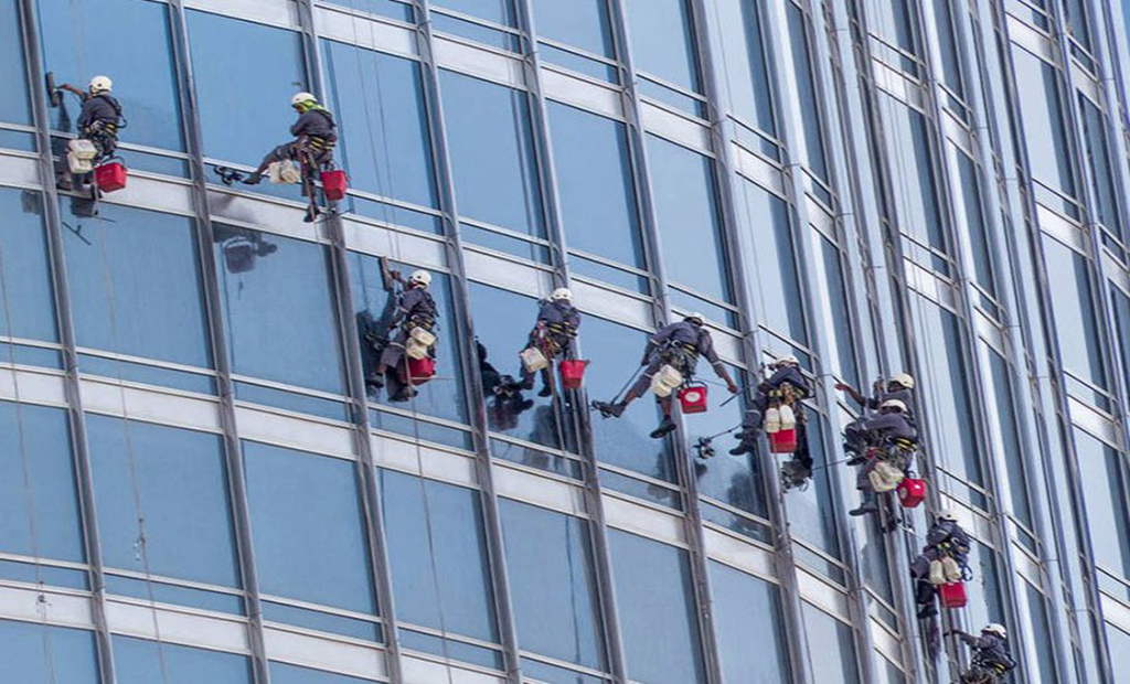 تمیز کاری برچ خلیفه(نمای ساختمان)