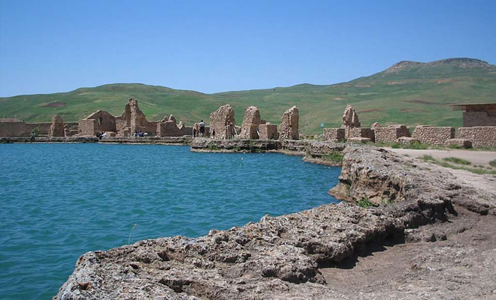 تخت سلیمان(نمای ساختمان)